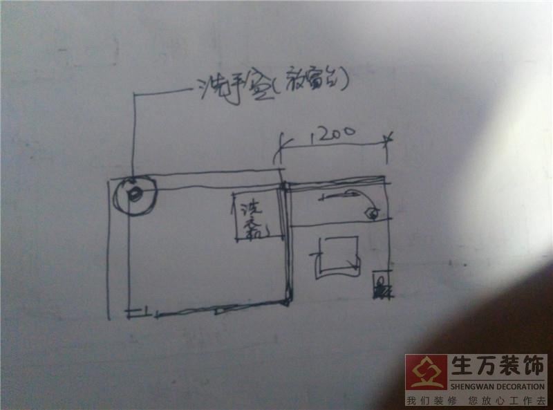改造后，右側面上書房，制作1.2米長的書桌，地面鋪貼木地板，陽臺安裝防盜網。